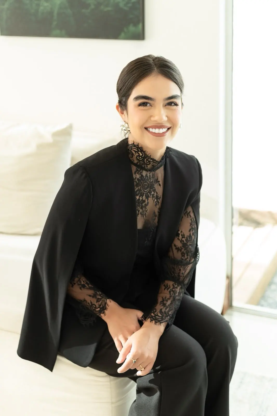 Dra. Lara Menezes em ambiente claro e acolhedor