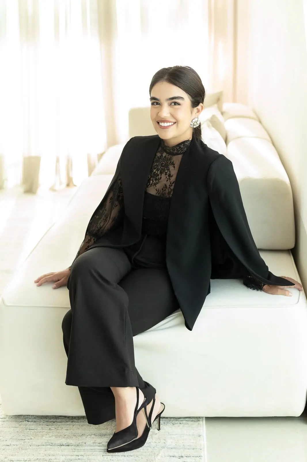 Dra. Lara Menezes, retrato de corpo inteiro em ambiente claro
